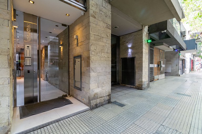 Pasos de La Rural | Estudio alto y luminoso