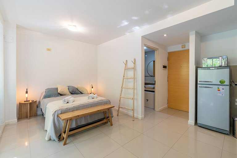 Pasos de La Rural | Estudio alto y luminoso