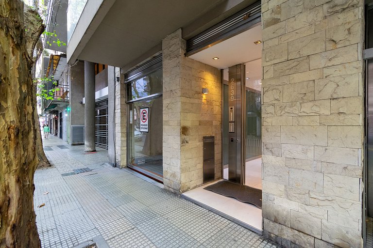 Pasos de La Rural | Estudio alto y luminoso
