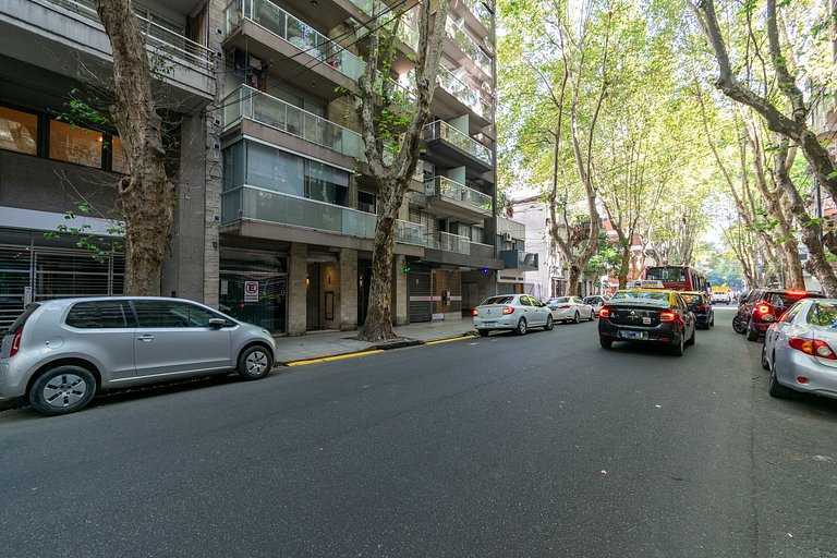 Pasos de La Rural | Estudio alto y luminoso