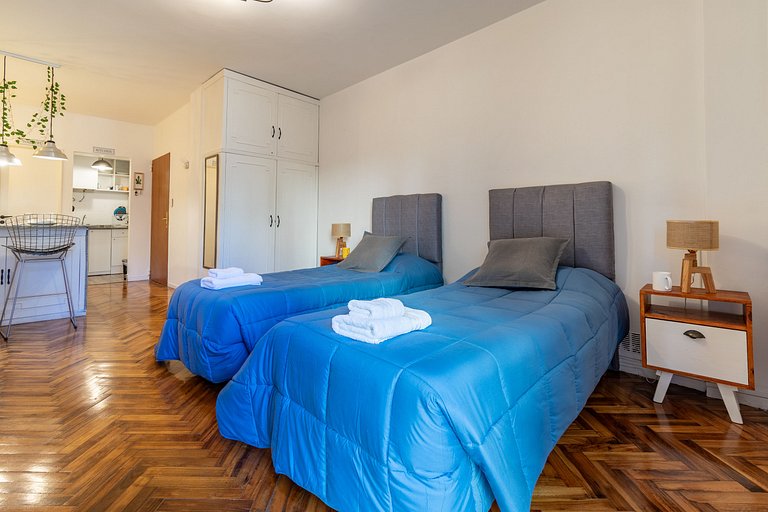 Estudio con dos camas individuales en Recoleta