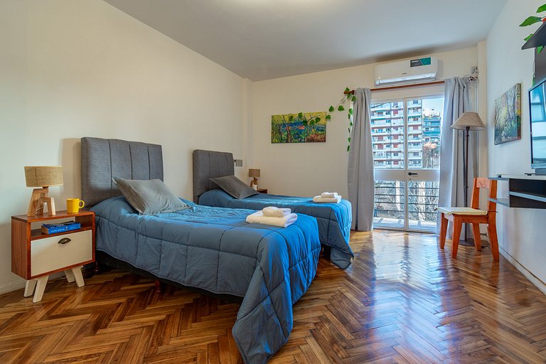 Estudio con dos camas individuales en Recoleta